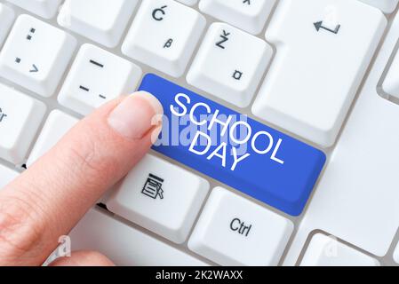 Ispirazione che mostra segno School Day. Internet Concept inizia dalle sette o otto alle tre pm ottengono insegnati là -48986 Foto Stock