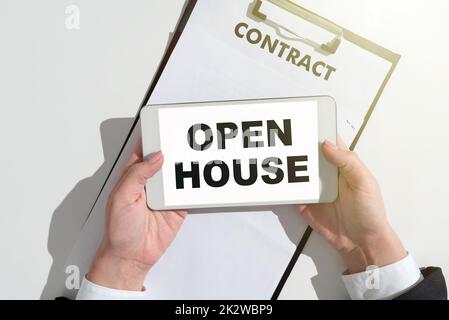 Didascalia di testo che presenta Open House. Business Approach si può venire qualsiasi cosa in qualsiasi momento vuoi farsi a casa Woman Climbing Mountain raggiungere Trophy rappresentare il successo. Foto Stock