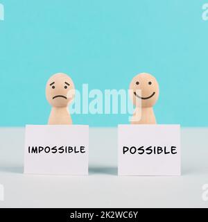 Due uomini che hanno segni, possibile e impossibile concetto, mentalità di un ottimista e di un pessimista, cambiare l'atteggiamento per il progresso Foto Stock