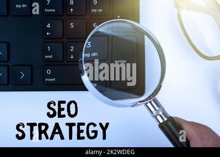 Scrittura manuale Seo Strategy. Tecniche e tattiche di concetto di business per aumentare i visitatori di un sito web computer Keyboard e Symbol.Information Medium per la comunicazione. Foto Stock