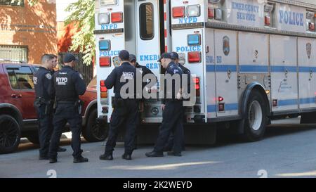 Risposta della NYPD Emergency Services Unit (ESU) all'incidente nel Bronx, New York, NY USA Foto Stock