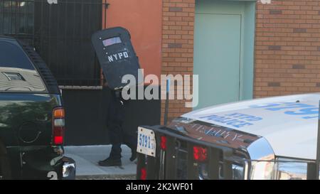 Risposta della NYPD Emergency Services Unit (ESU) all'incidente nel Bronx, New York, NY USA Foto Stock