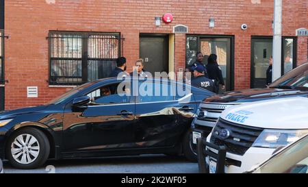 Risposta della NYPD Emergency Services Unit (ESU) all'incidente nel Bronx, New York, NY USA Foto Stock