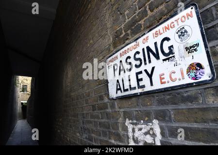 Londra, Inghilterra, Regno Unito. Oltrepassando il cartello di Alley Street, Islington EC1 Foto Stock