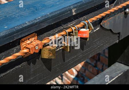 Simbolo dell'amore, vecchi lucchetti arrugginiti appesi sul ponte della fortezza di legno ad Alba Iulia, Transilvania, Romania Foto Stock