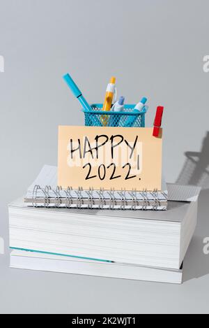 Didascalia di testo che presenta Happy 2022. Panoramica aziendale ora o giorno in cui inizia un nuovo anno solare da oggi -47514 Foto Stock