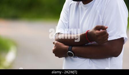 sport corridore uomo nero indossare orologio che ha gomito dolore Foto Stock