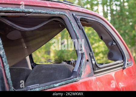 Incidente stradale, auto danneggiata dopo una collisione in città. Incidente dovuto alla velocità e intossicazione da alcol. Informazioni generali sul trasporto. Il concetto di sicurezza stradale e di assicurazione. Foto Stock