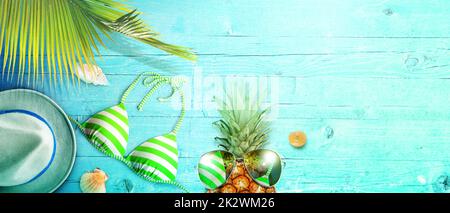 Concetto nautico con foglia di palma, cappello da spiaggia, conchiglie e ananas. Foto Stock
