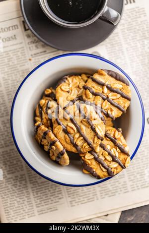 Biscotti con arachidi e strisce di cioccolato in ciotola. Foto Stock