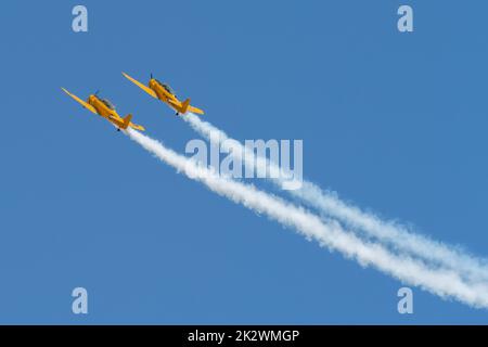 Il T-6 Texan Demonstration Team che si occupa di aerobica alla Hill AFB in cielo blu Foto Stock