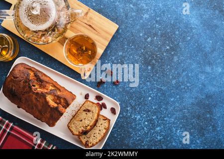 Pane di banana. Torta di banane appena sfornata fatta in casa su un tavolo blu. Vista dall'alto Foto Stock