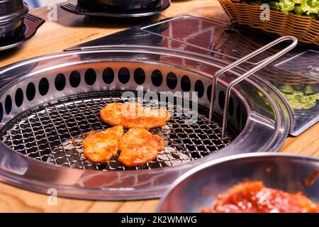 Grigliare carne di maiale coreano barbecue tradizionale stile in stufa servire nel ristorante Foto Stock