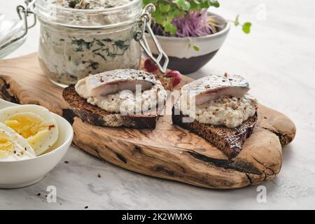 Forshmak - cucina ebraica tradizionale. Sandwich con filetti di aringa tritati con mela, cipolla e uovo. Foto Stock