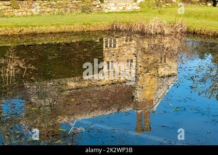 Stagno a Batemans, Sussex orientale, con il riflesso di Rudyard Kiplings casa Foto Stock