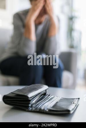 Donna anziana insoddisfatta del crescente costo della vita Foto Stock