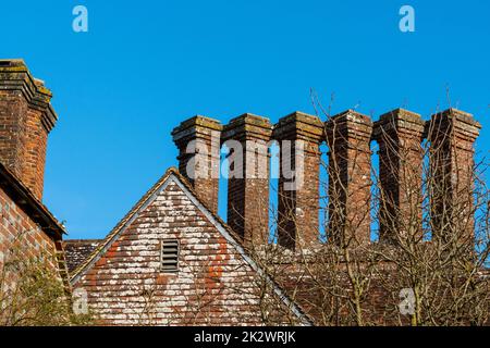 Camini in mattoni Tudor a Batemans, Burwash, East Sussex, Inghilterra Foto Stock