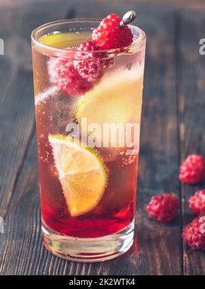 Bicchiere di cocktail raspberry lime rickey guarnito con frutti di bosco freschi Foto Stock