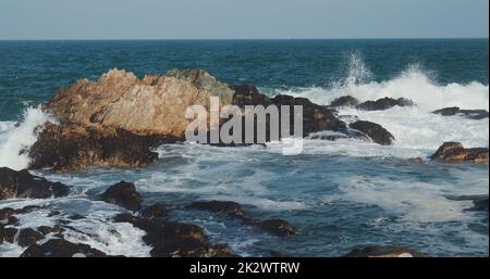 Mare infuriante sulle scogliere Foto Stock