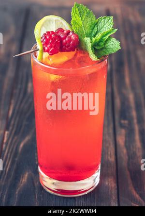 Bicchiere di cocktail Raspberry Collins guarnito con menta Foto Stock