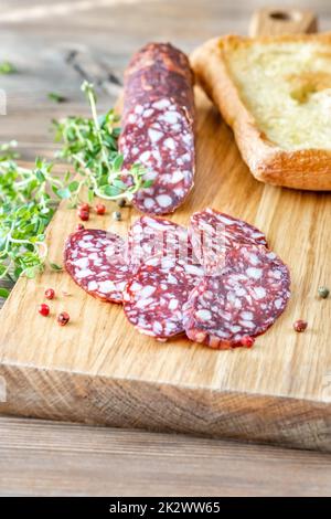 Salsiccia di Braunschweiger sul tagliere wodden Foto Stock