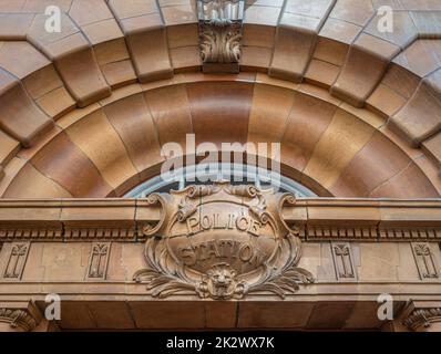 Architrave in pietra restaurata della stazione di polizia di Whitworth Street, parte della stazione dei vigili del fuoco di London Road. Manchester. REGNO UNITO Foto Stock