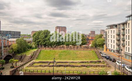 Vista sopraelevata del muro occidentale e dei resti del Granaio Romano nell'area di Castlefield di Manchester. REGNO UNITO Foto Stock