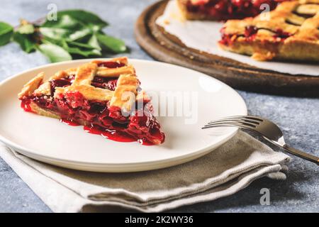 Gustosa torta di ciliegie americane fatta in casa. Deliziosa torta di ciliegi fatta in casa con una crosta traballante Foto Stock