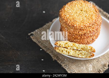 Cookie Sesame in una pila per il Medio Oriente. Biscotti fatti in casa con semi di sesamo Foto Stock