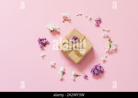 fiori di lilla con eco scatola regalo di carta kraft. Layout complimenti creativi. Fiore di primavera concetto. Foto Stock