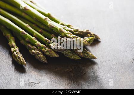 Asparagi freschi. Asparagi freschi verdi su tavola rustica in legno Foto Stock