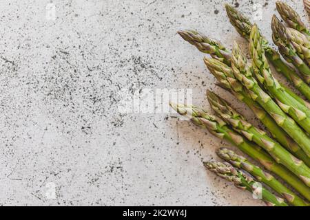 Asparagi freschi. Asparagi freschi verdi su tavola rustica in legno Foto Stock