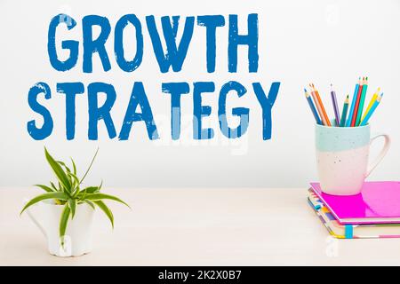 Testo che mostra la strategia di crescita dell'ispirazione. Parola scritta su strategia volta a conquistare una maggiore quota di mercato in Tidy Workspace Setup a breve termine, la scrittura di strumenti da tavolo, Smart Office Foto Stock