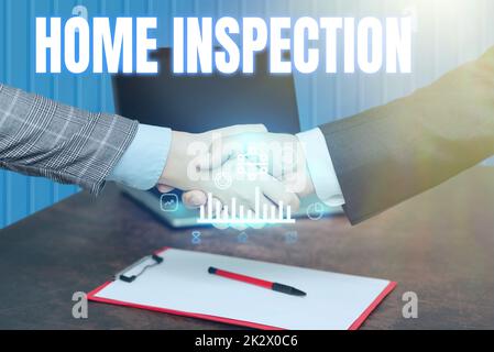 Didascalia concettuale Home Inspection. Foto concettuale esame della condizione di una casa relativa mani di proprietà scuotere firma contratto sblocco nuove tecnologie futuristiche. Foto Stock