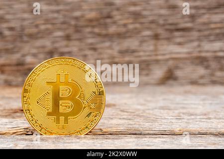 Moneta bitcoin dorata su sfondo di legno Foto Stock