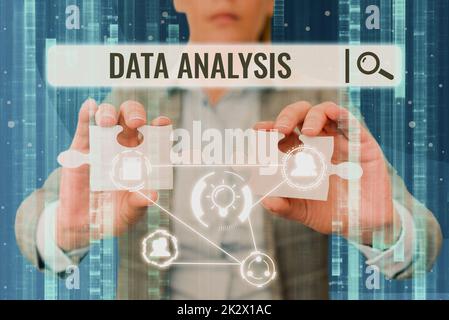 Ispirazione che mostra l'analisi dei dati dei segni. Parola scritta su Traduci numeri a conclusione analitica Forecasting Signora in tuta che tiene due pezzi puzzle che rappresentano il pensiero innovativo. Foto Stock