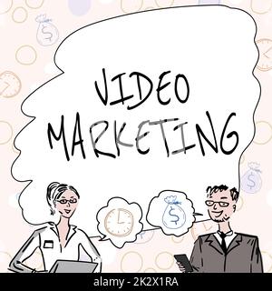 Didascalia di testo che presenta Video Marketing. Foto concettuale Crea brevi video su argomenti specifici utilizzando articoli i membri del team che guardano a Whiteboard Brainstorming New Solutions. Foto Stock