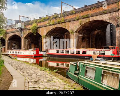 Chiatte per crociere sul canale ormeggiate lungo il viadotto del canale Bridgewater. Castlefield. Manchester. REGNO UNITO. Foto Stock