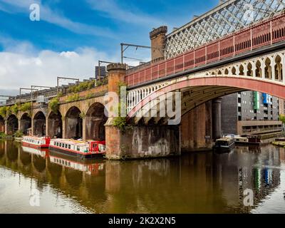 Le navi da crociera sul canale ormeggiate lungo il viadotto Bridgewater nell'area di Castlefield di Manchester. REGNO UNITO Foto Stock