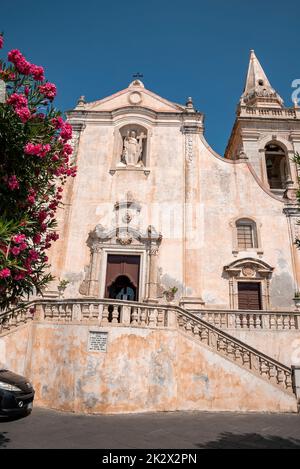 Facciata della Chiesa di San Giuseppe in antica città costiera con cielo sullo sfondo Foto Stock