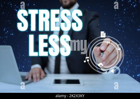 Segno che mostra meno stress. Business idea stare lontano dai problemi uscire rilassarsi meditate indulgere uomo d'affari in tuta che tiene la penna rappresentando pensiero innovativo. Foto Stock