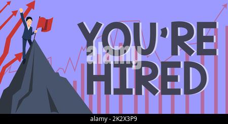 Scrittura a mano del testo che Re assunto. Concetto del Internet nuovo lavoro impiegato Newbie ha arruolato accettato l'uomo reclutato che alza la mano al cielo in piedi sulla collina superiore che mostra il successo. Foto Stock