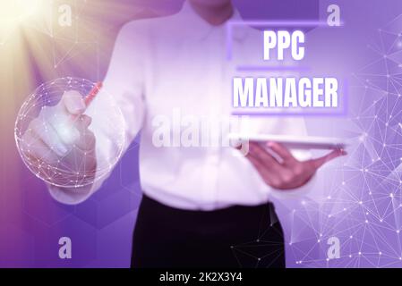 Didascalia di testo con PPC Manager. Panoramica aziendale che gli inserzionisti pagano la tassa ogni volta che uno dei loro annunci è cliccato Lady in Suit poins pen Holds tablet raggiungimento globale innovativo pensiero. Foto Stock