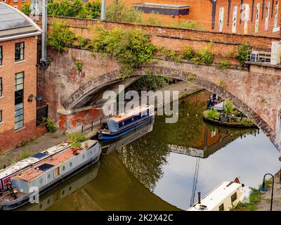 Vista rialzata del canale Bridgewater Staffordshire Arm ormeggio. Castlefield. Manchester. REGNO UNITO Foto Stock