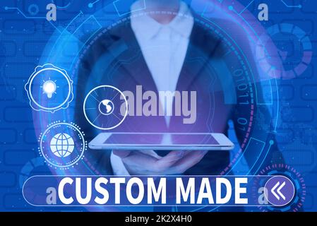 Testo che mostra l'ispirazione personalizzata. Approccio aziendale qualcosa viene fatto per ordinare per una particolare organizzazione di clienti Lady in Suit che tiene un tablet elettrico che presenta un pensiero innovativo. Foto Stock