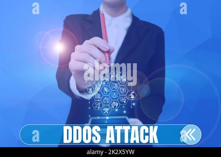 Scrittura di testo in cui viene visualizzato un attacco DDoS. L'autore concettuale della foto cerca di rendere la risorsa di rete non disponibile Lady premendo lo schermo del telefono cellulare che mostra la tecnologia futuristica Foto Stock