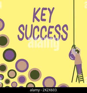 Segno di testo che mostra Key Success (chiave riuscita). Parola scritta generalmente su tre a cinque aree che l'azienda può mettere a fuoco sull'uomo d'affari scaletta in piedi che fissa lampadina generante nuove idee futuristiche. Foto Stock