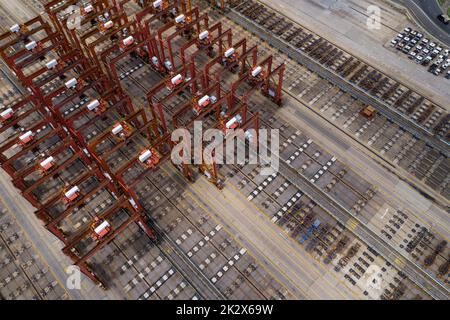 Kwai Tsing, Hong Kong 24 giugno 2020: Vista dall'alto del porto container di Hong Kong Foto Stock