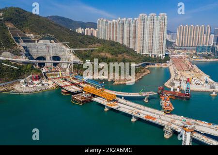 Tseung Kwan o, Hong Kong 21 dicembre 2020: Attraversare l'autostrada portuale in costruzione Foto Stock