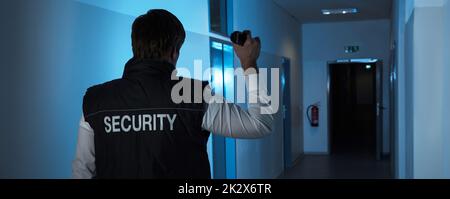 La guardia di sicurezza in piedi nel corridoio dell'edificio Foto Stock